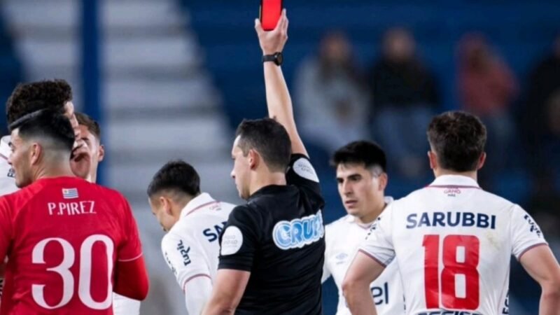 Futebol uruguaio estreia “cartão virtual” em jogo do Nacional; entenda a novidade