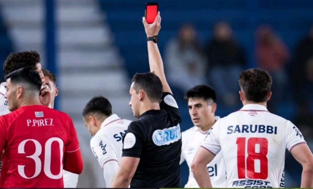 Futebol uruguaio estreia “cartão virtual” em jogo do Nacional; entenda a novidade