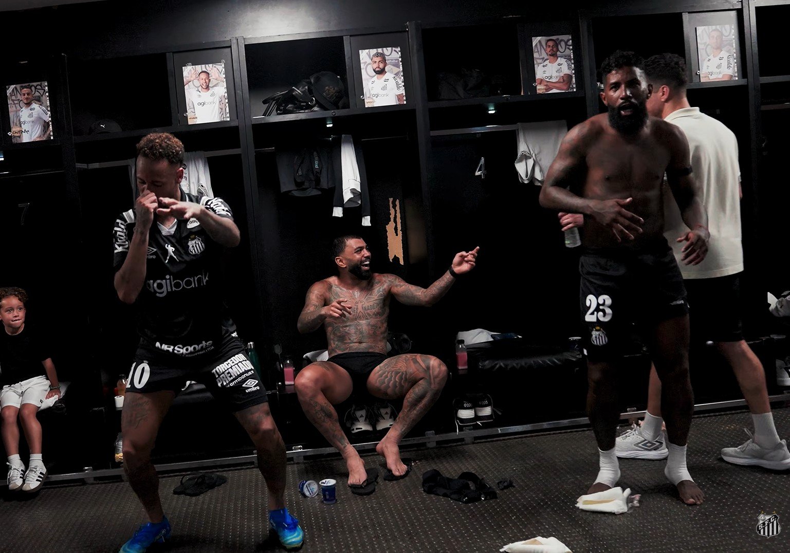 Vestiário do Santos tem Neymar dançando, Rodinei “centopeia” e Coutinho ovacionado; veja vídeo