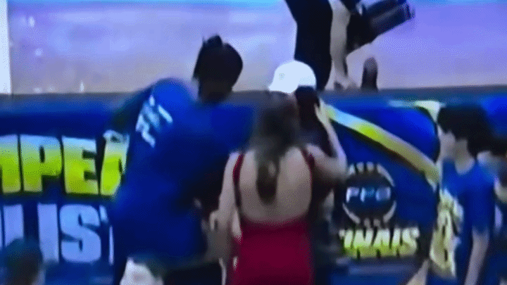 Ex e atual de jogador do Mogi se envolvem em confusão após título; troféu quebra