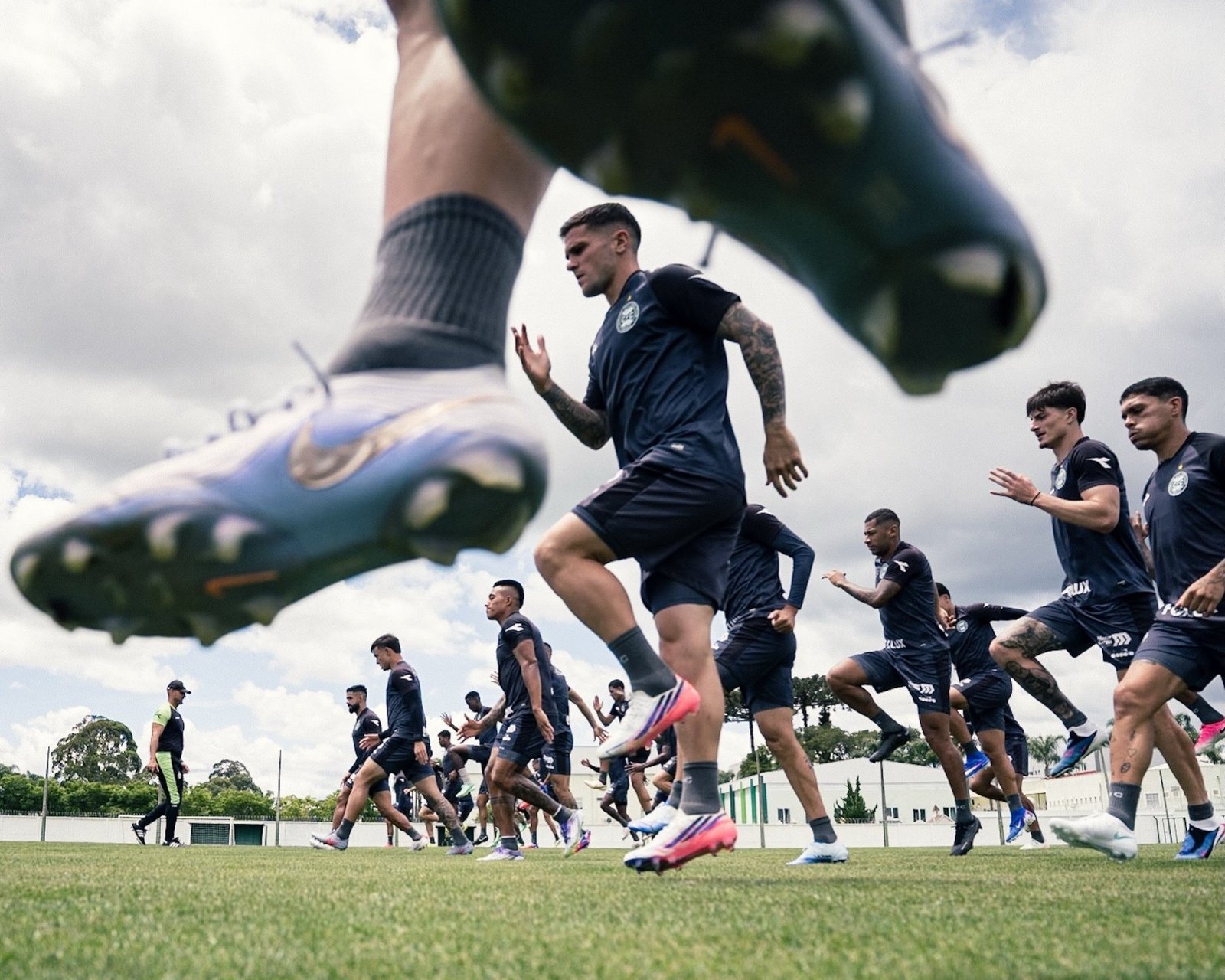 Coritiba tenta aproveitar seca de Grêmio e Vitória como visitantes para zerar risco de rebaixamento