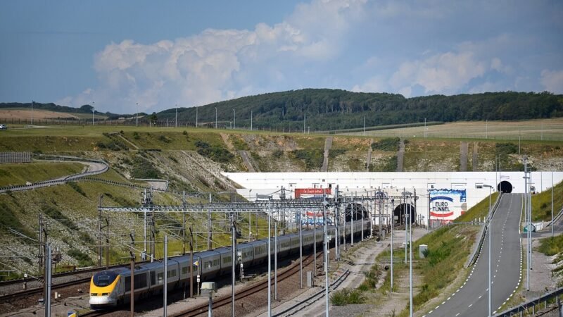 Batida entre trem e ônibus na entrada do Eurotúnel deixa 19 feridos na França