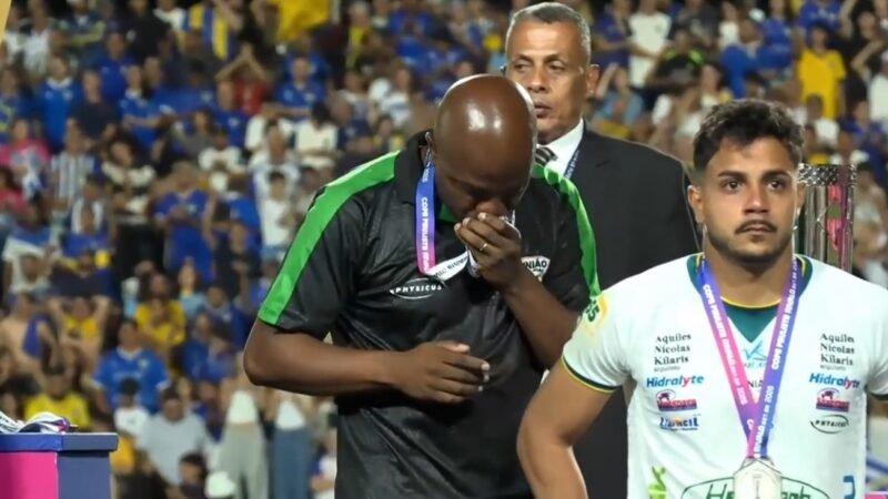 Técnico que já estagiou com Guardiola se emociona ao receber medalha de prata em SP; vídeo