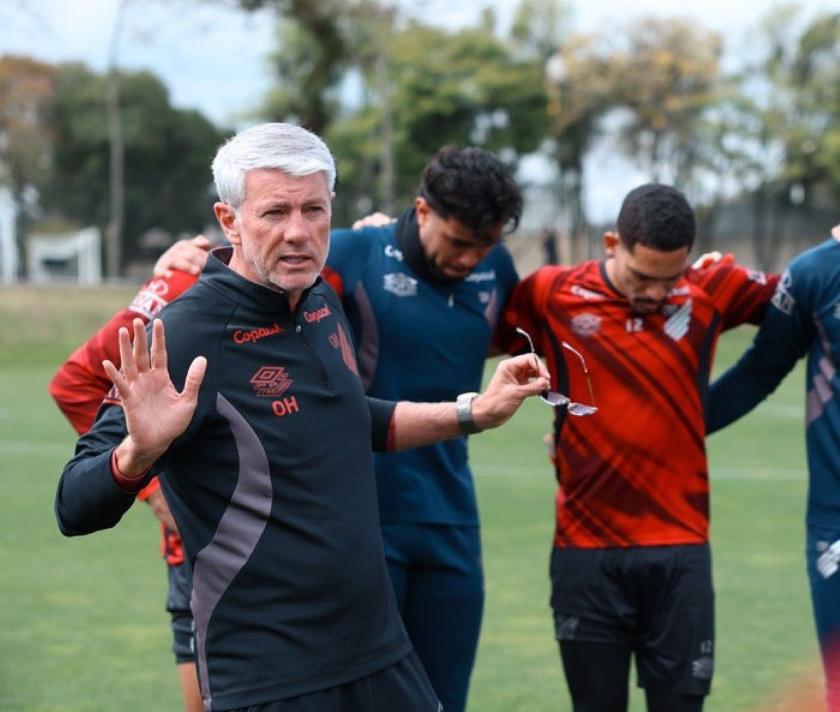 Athletico sofre com instabilidade defensiva na reta final da Série A