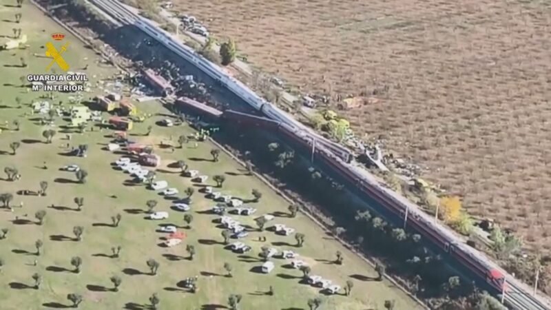 VÍDEO: imagens aéreas mostram dimensão do acidente com trens na Espanha