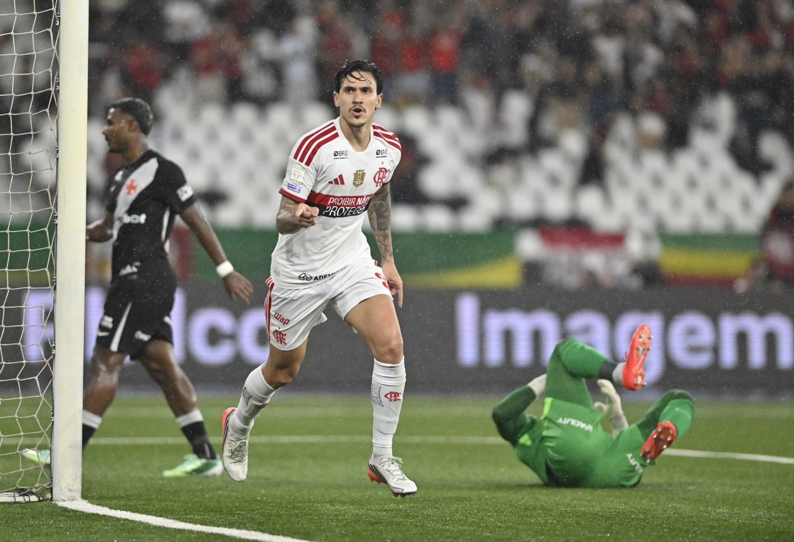 Pedro completa bingo dos rivais no Brasileiro e se candidata a novo “Rei dos clássicos” no Flamengo