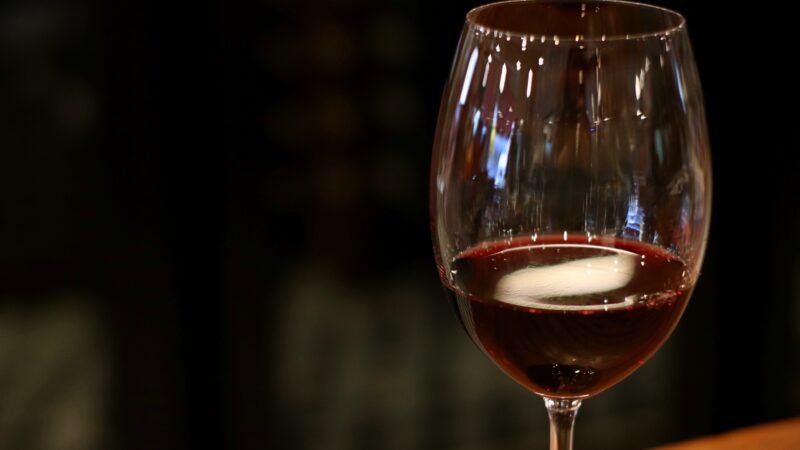 Ladrões mascarados roubam vinhos avaliados em R$ 28 milhões na Itália