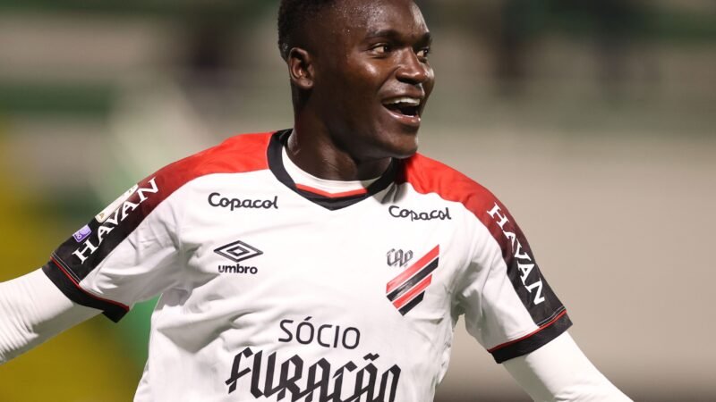 Vale a pena escalar Viveros contra o Palmeiras no Cartola? Gato Mestre compara prós e contras
