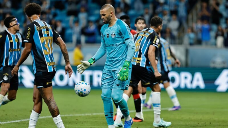Weverton e Carlos Vinicius levam cartão e desfalcam Grêmio contra o Flamengo a pedido de Renato