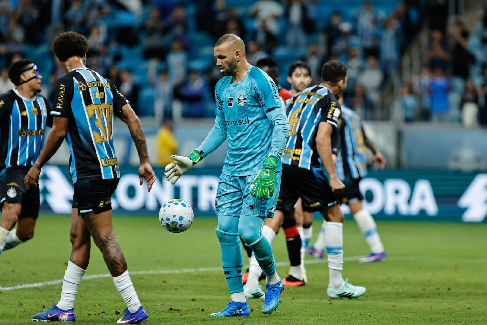Weverton e Carlos Vinicius levam cartão e desfalcam Grêmio contra o Flamengo a pedido de Renato