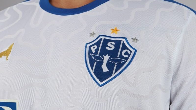 Por que o escudo do Paysandu tem um pé com asas? Conheça a história e o significado do símbolo bicolor