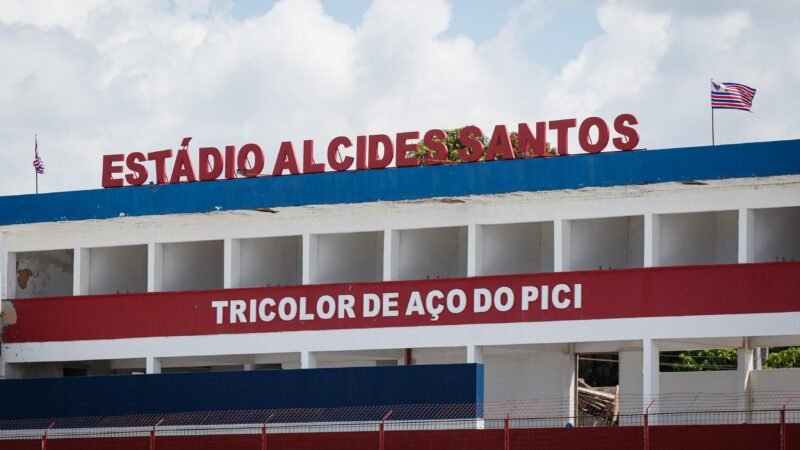 Organizada do Fortaleza vai ao Pici e cobra elenco e diretoria após empate