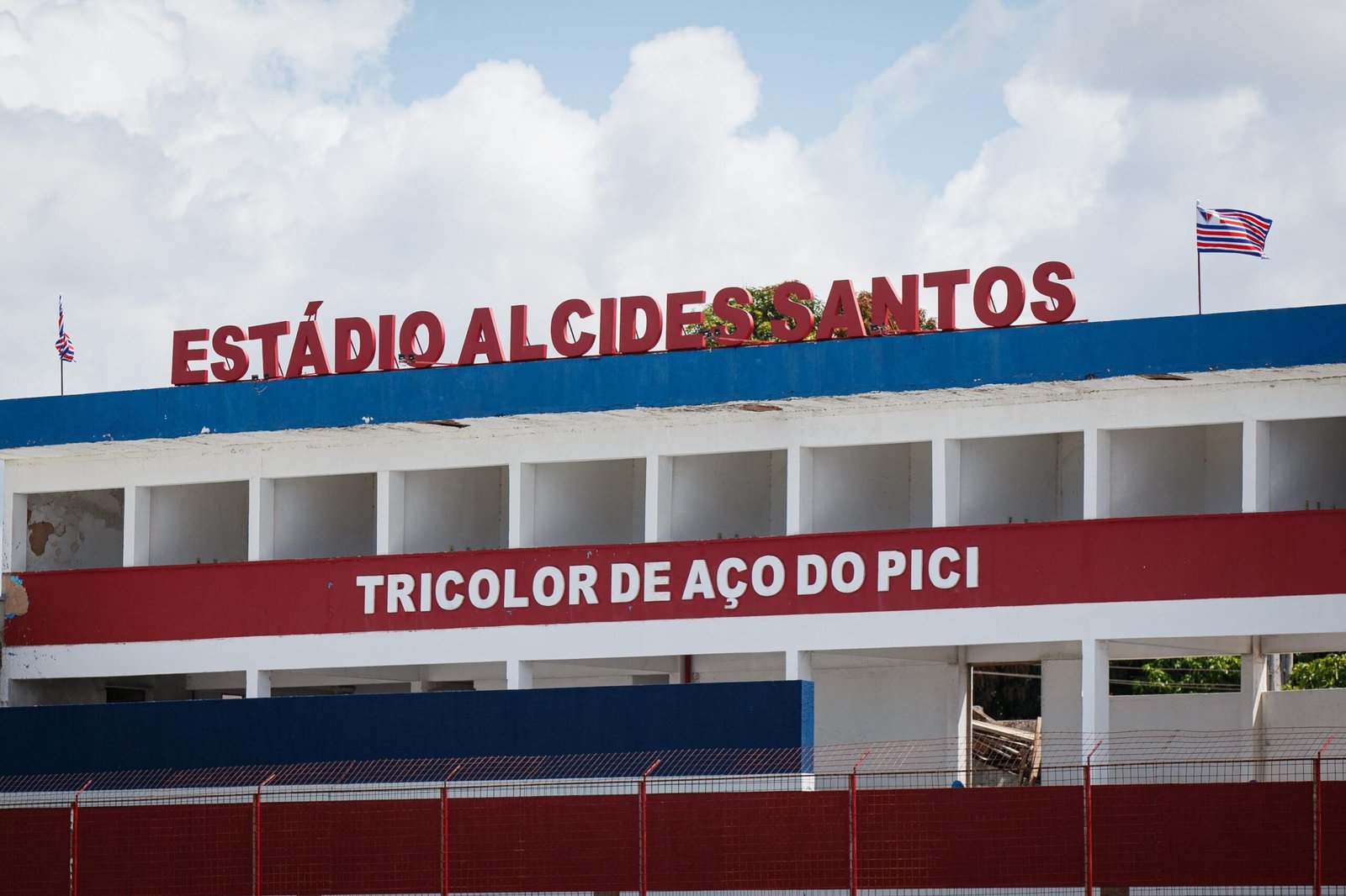Organizada do Fortaleza vai ao Pici e cobra elenco e diretoria após empate