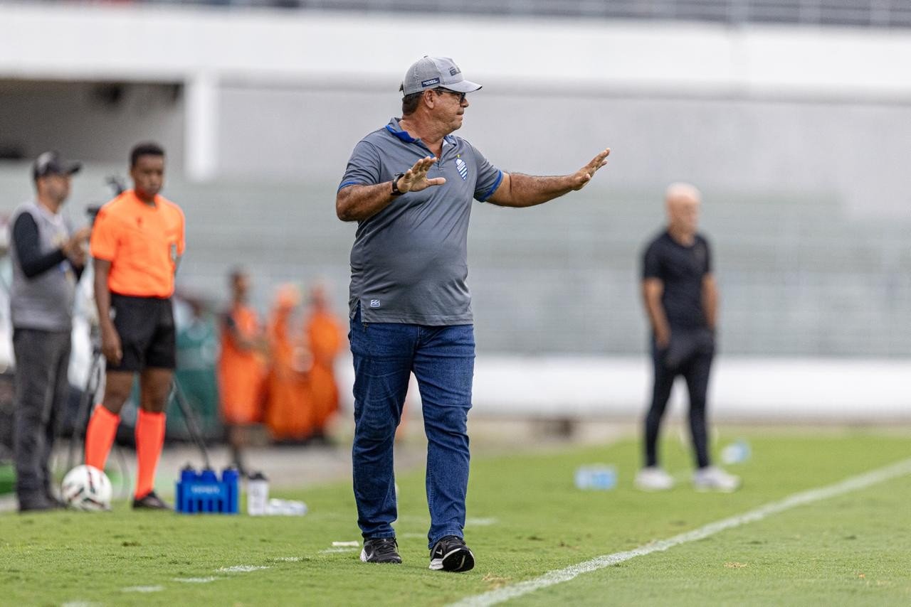 Ex-CSA, Moacir Júnior foi rebaixado no 1⁰ jogo em que comandou o América-MG
