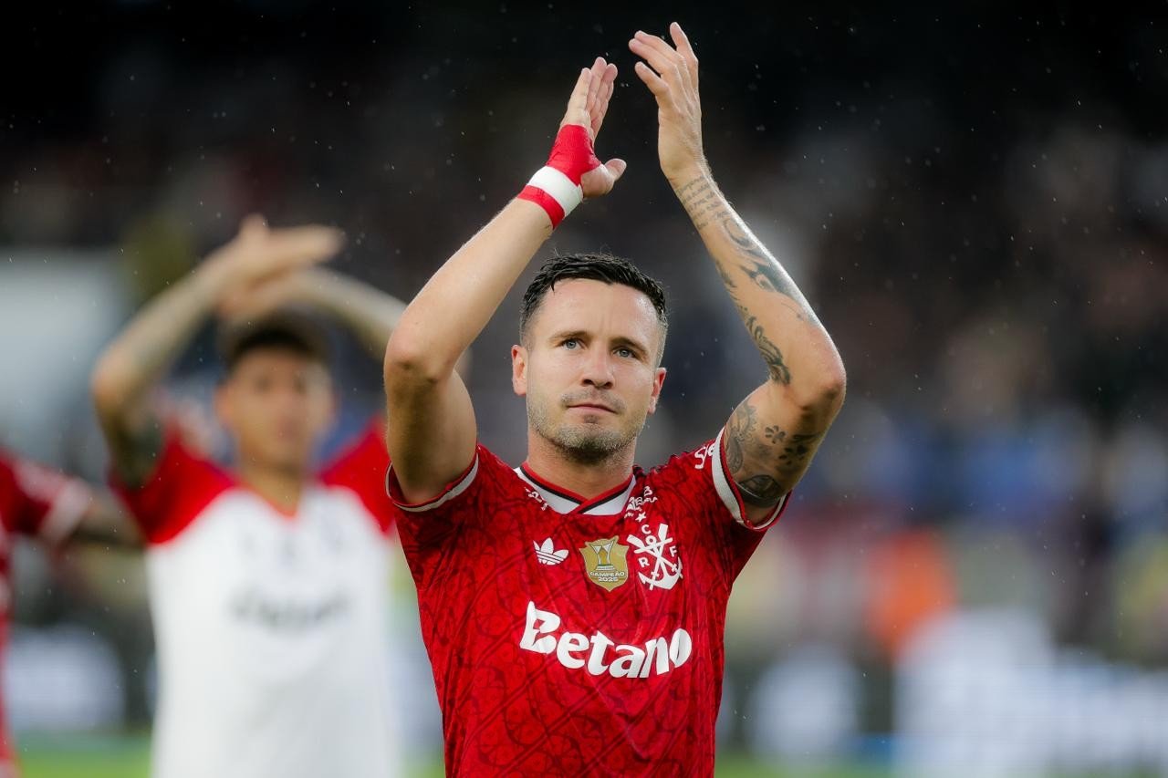Saúl avalia melhora mental e física no Flamengo e diz que brincadeiras com músicas vão acabar