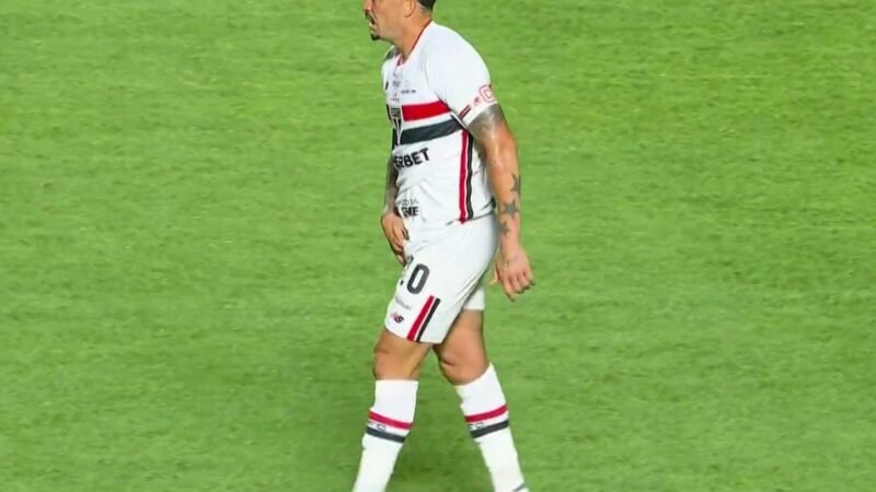 Luciano sente dores na virilha e termina São Paulo x Santos mancando; veja o vídeo