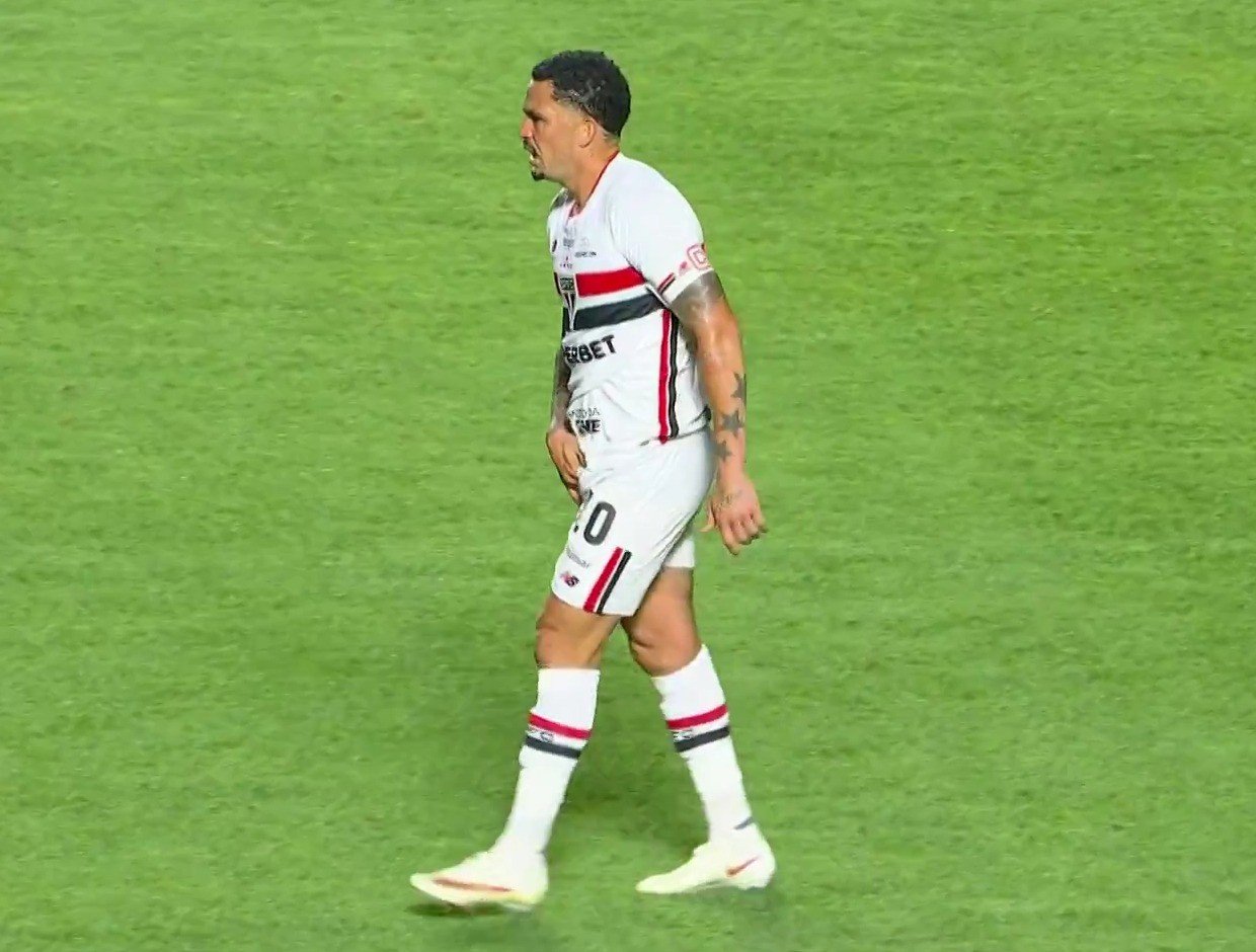 Luciano sente dores na virilha e termina São Paulo x Santos mancando; veja o vídeo