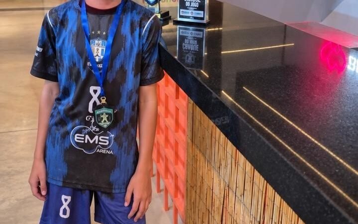 Destaque em Petrolina, meia de 11 anos viaja para testes no Internacional e no Athletico-PR