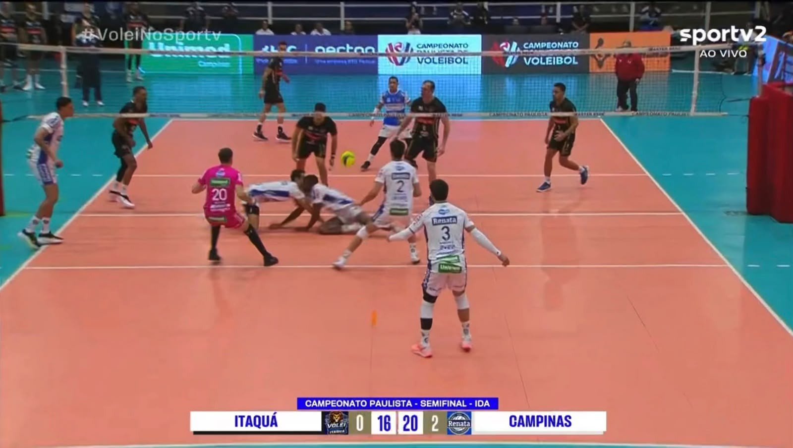 Jogadores do Campinas saem de ambulância após choque de cabeça na semifinal do Paulista de vôlei; vídeo