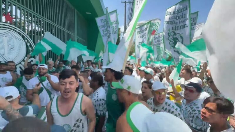 “Domingo é guerra”: torcida do Palmeiras vai à porta da Academia na véspera do Dérbi