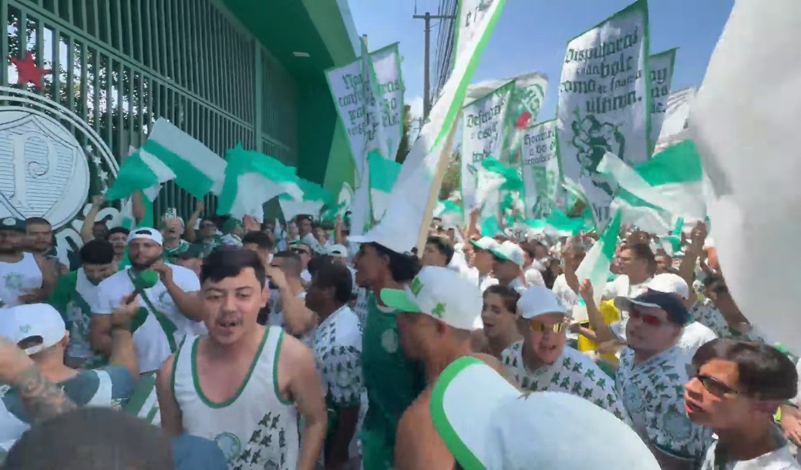 “Domingo é guerra”: torcida do Palmeiras vai à porta da Academia na véspera do Dérbi