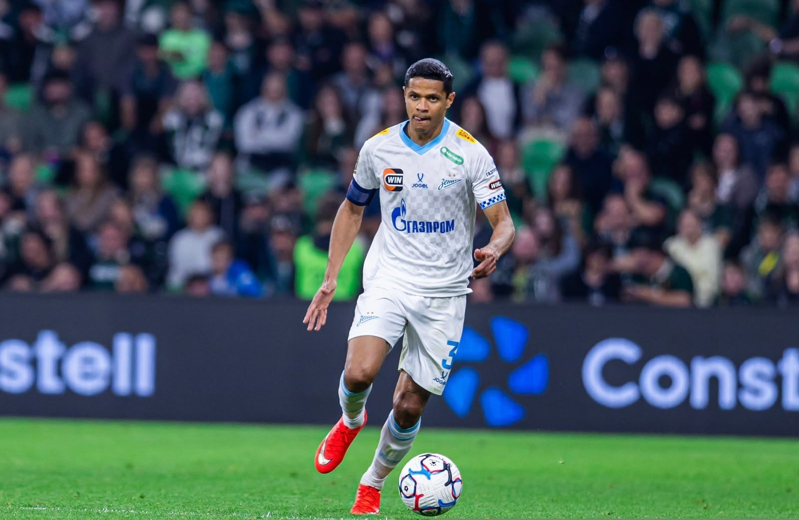 Douglas Santos dá assistência, Zenit vence Krasnodar e assume liderança do Russo