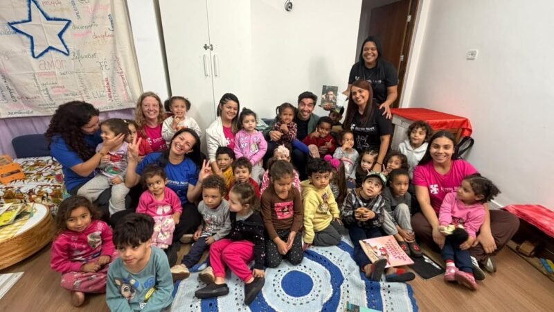 Abel, do Palmeiras, faz surpresa a movimento comunitário e anuncia apoio do Criança Esperança