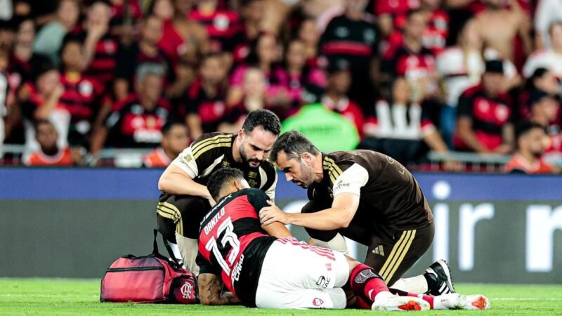 Danilo vai ao hospital para fazer exames após choque em Flamengo x Fluminense