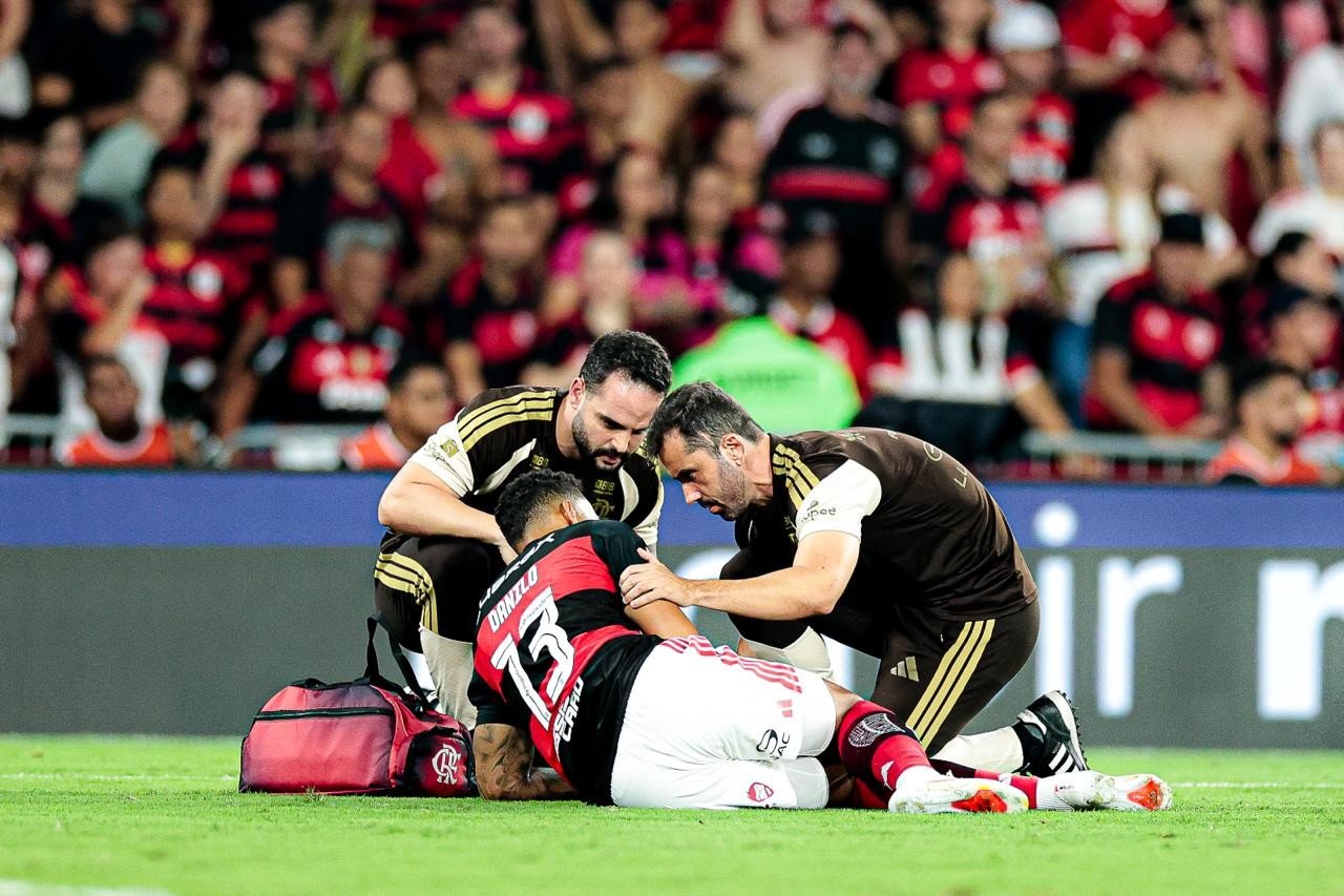 Danilo vai ao hospital para fazer exames após choque em Flamengo x Fluminense