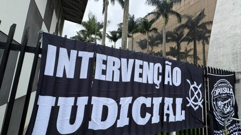 Torcedores do Corinthians protestam no Parque São Jorge e pedem intervenção judicial