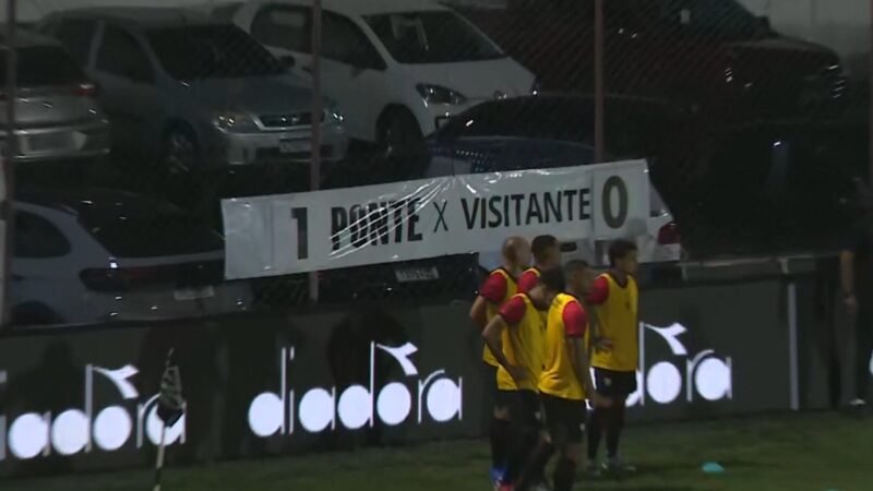 Ponte Preta x Atlético-GO tem placar improvisado com faixa em alambrado; veja vídeo
