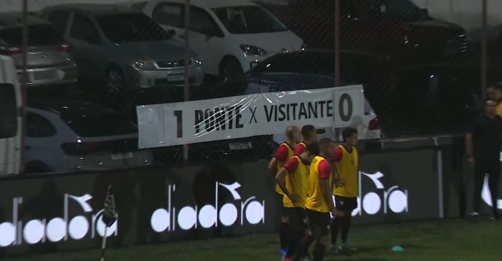 Ponte Preta x Atlético-GO tem placar improvisado com faixa em alambrado; veja vídeo