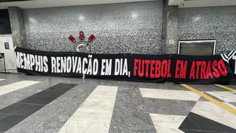 Organizadas do Corinthians protestam no Parque São Jorge: “Memphis, futebol em atraso”