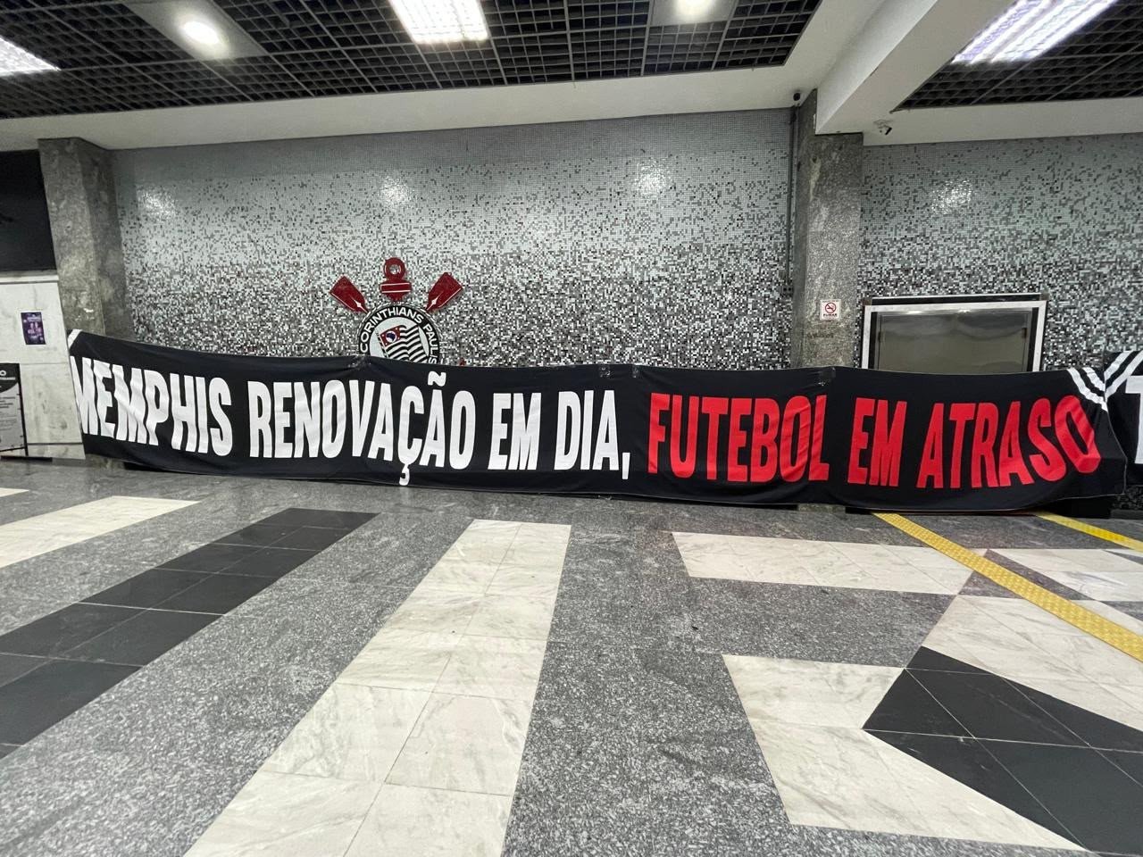 Organizadas do Corinthians protestam no Parque São Jorge: “Memphis, futebol em atraso”