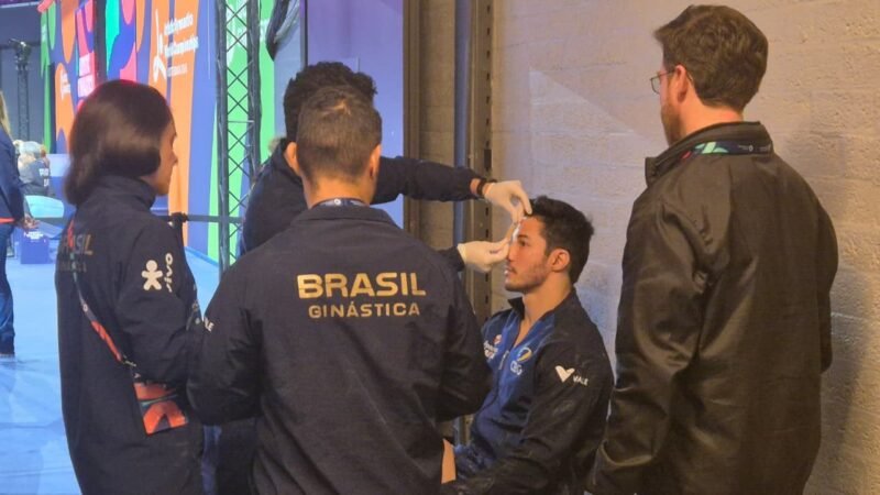 Arthur Nory sofre acidente na barra fixa e sai sangrando em classificatória do Mundial