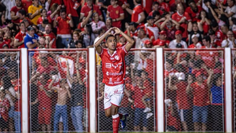 Vila Nova empata, segura liderança, mas vê rivais colarem na Série B