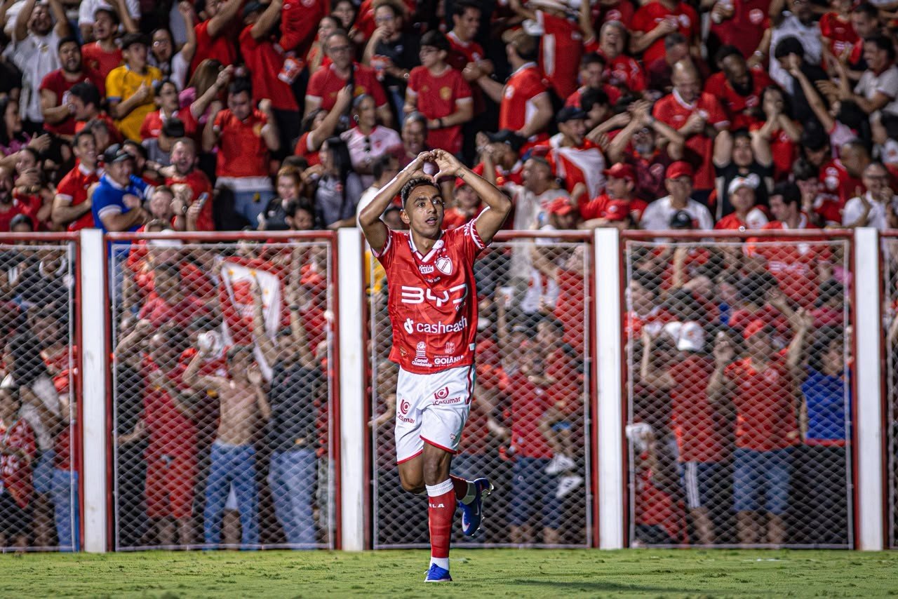 Vila Nova empata, segura liderança, mas vê rivais colarem na Série B