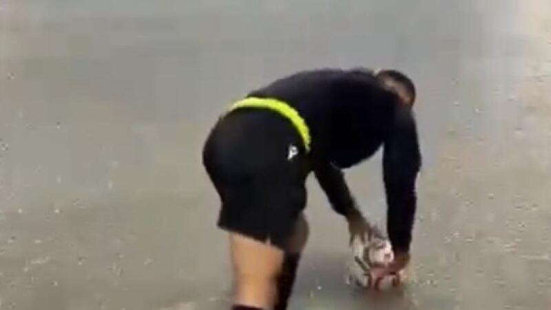 Árbitro viraliza ao fazer teste com a bola em campo alagado; veja o vídeo