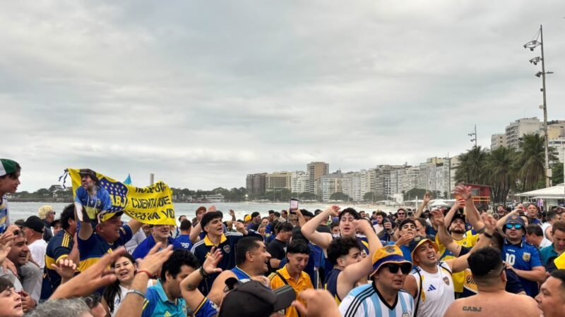 Torcedores do Boca Juniors fazem festa em Copacabana antes de duelo contra o Vasco no Maracanã