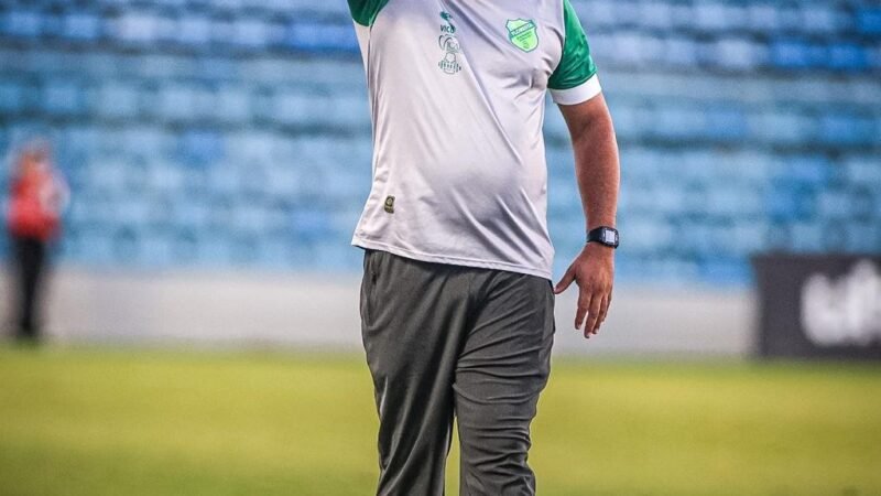 Floresta anuncia renovação com Leston Júnior para a temporada de 2027
