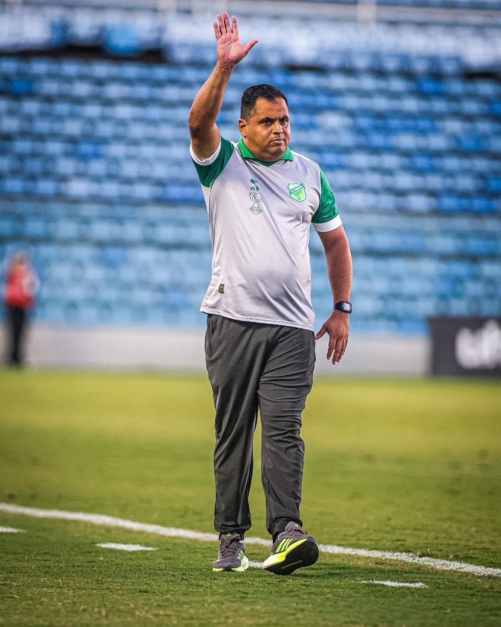 Floresta anuncia renovação com Leston Júnior para a temporada de 2027
