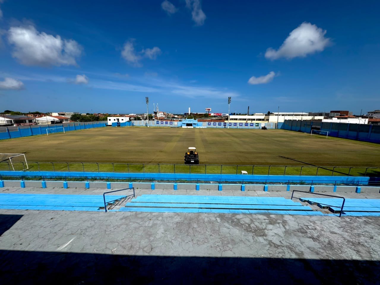 Confiança promove nova revitalização no gramado do Estádio Sabino Ribeiro