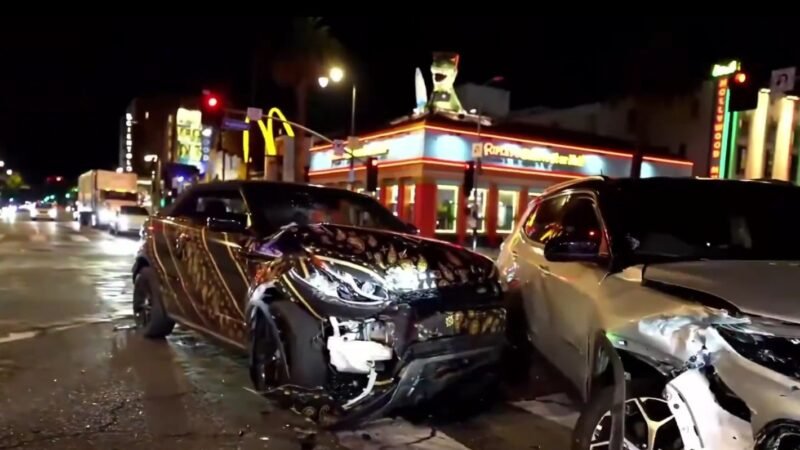 Lutador do UFC se envolve em acidente de carro durante live; veja vídeo