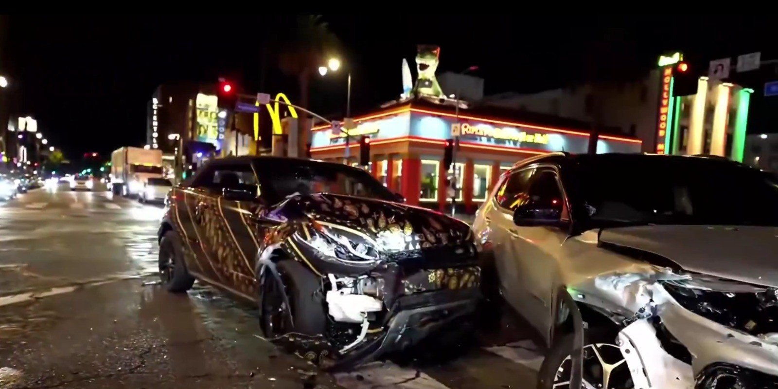 Lutador do UFC se envolve em acidente de carro durante live; veja vídeo
