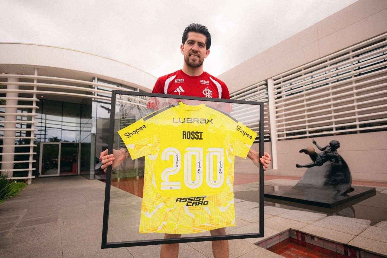 Rossi entra no top 10 dos goleiros que mais defenderam o Flamengo e é amuleto no clássico com Vasco