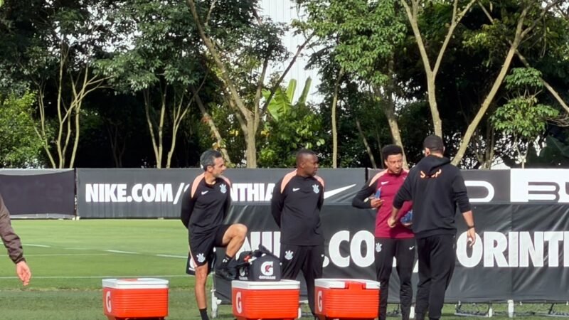 Treino do Corinthians tem retorno de quatro jogadores, mas Memphis Depay continua fora