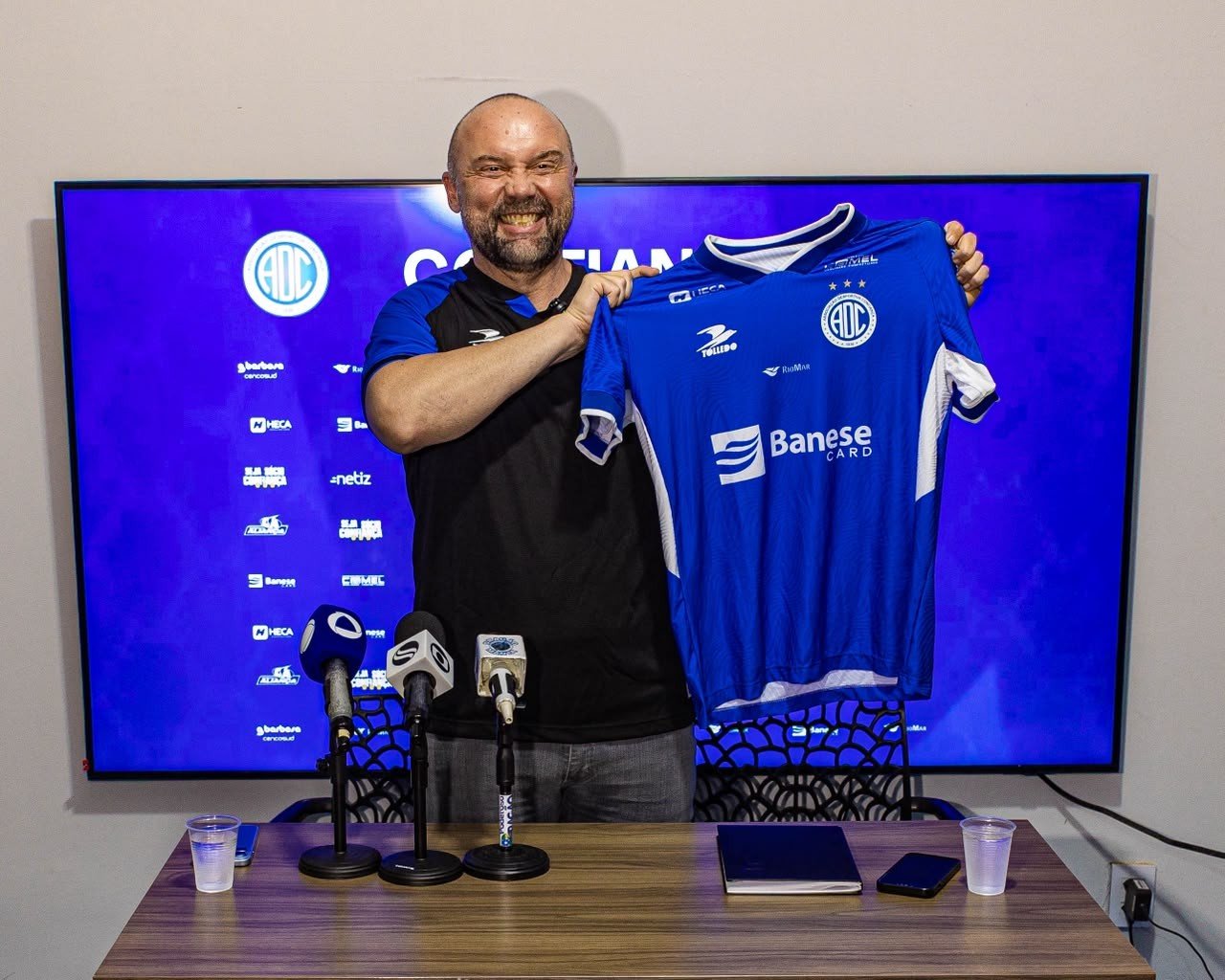 Ademir Fesan é apresentado como técnico do Confiança, mira títulos e time brigador