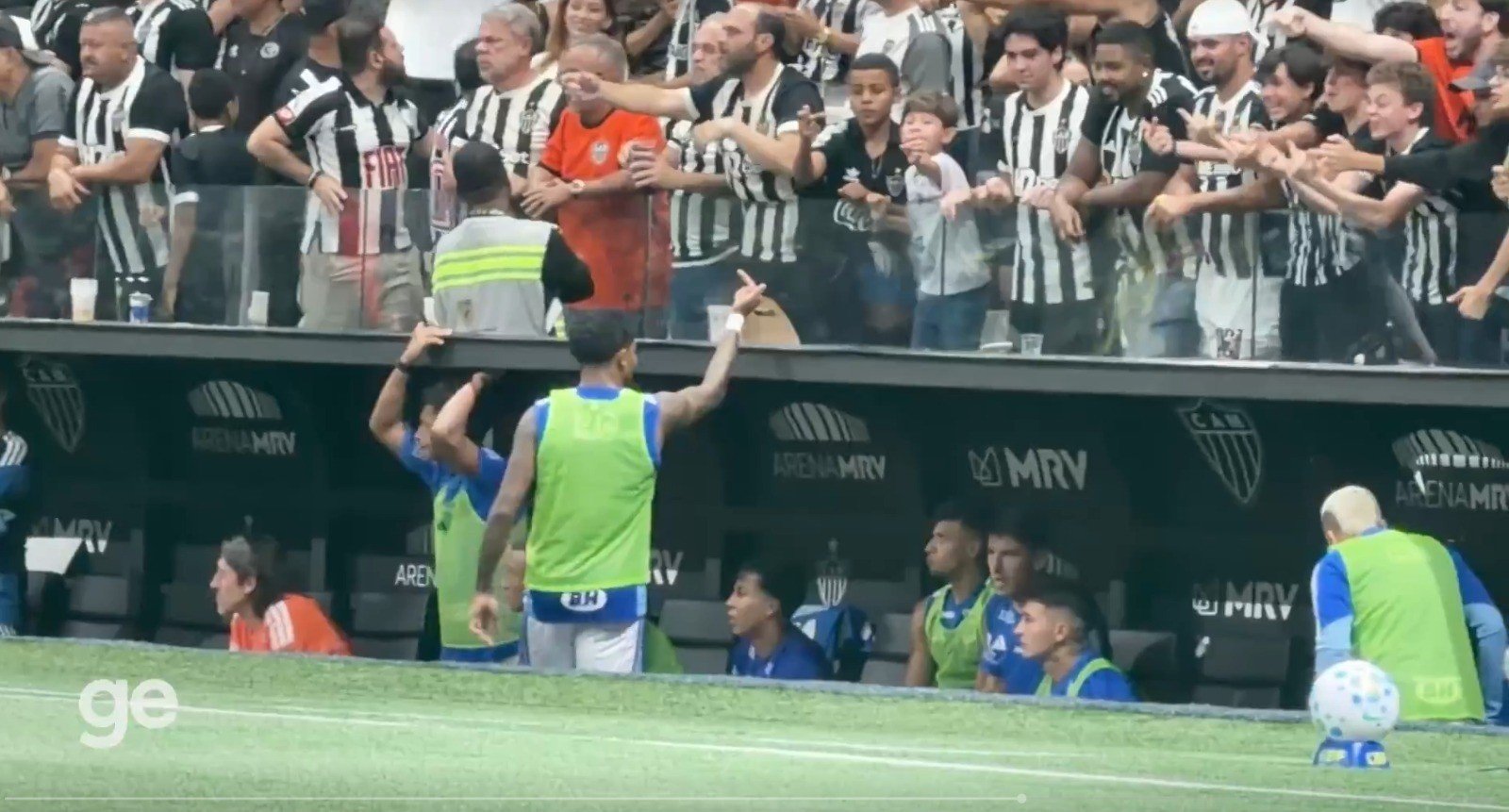 Dedo para criança? Wesley explica gesto obsceno e confusão em vitória do Cruzeiro; assista