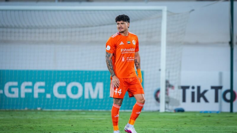 Jogo com nove gols e virada histórica: brasileiro detalha estreia internacional de clube nos Emirados Árabes